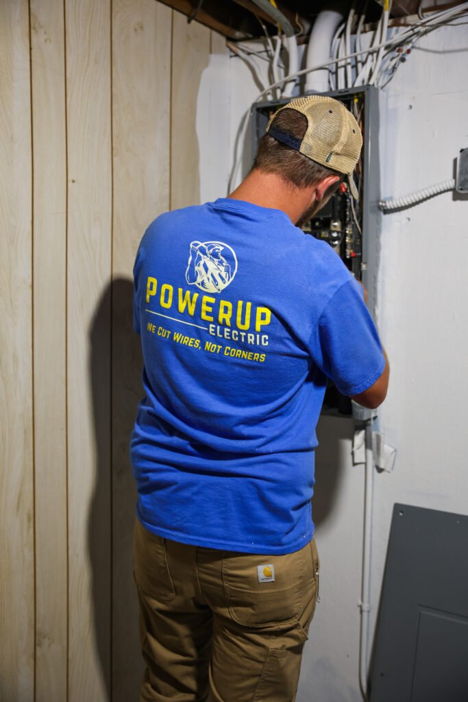 picture of a electrician completing an emergency electrician service call